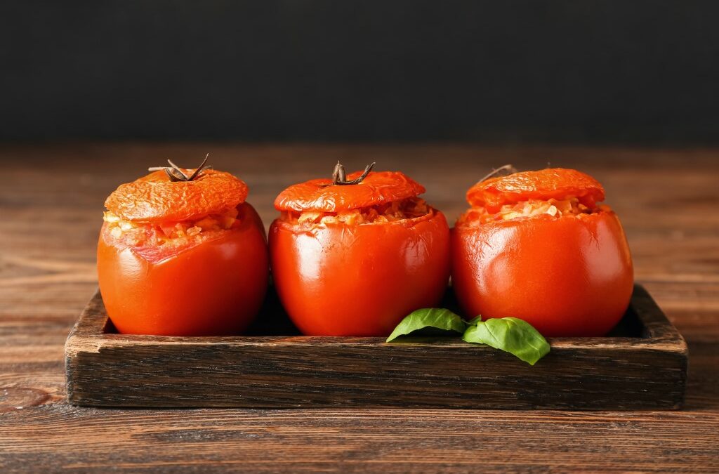 Mit Thunfisch gefüllte Tomaten